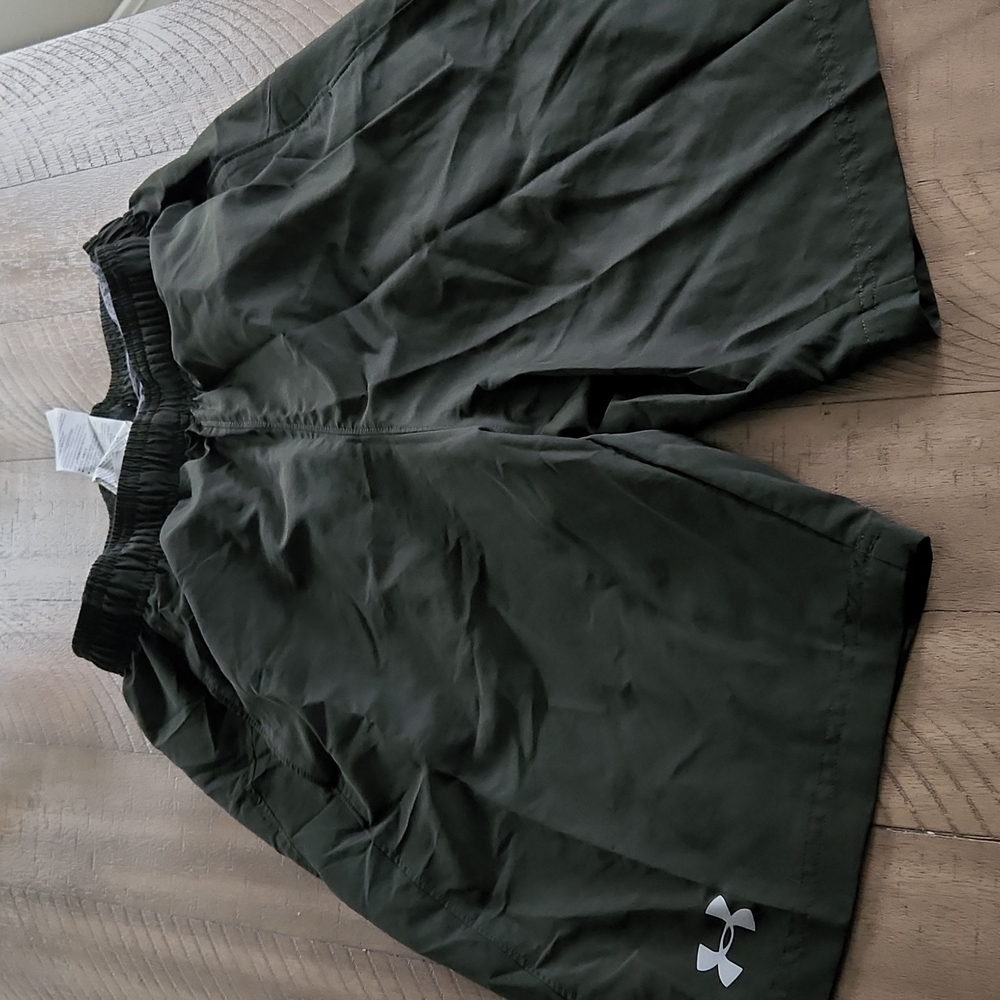 Under Armour heat gear lined mens small shorts